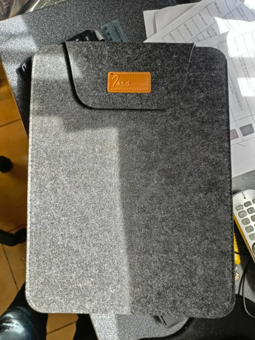 Cod. 096 Estuche de fieltro acrilico INS PIN LS216 P/laptop de 15.6&quot; / Gris oscuro